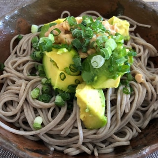 シンプルな美味しさ♪ アボカドとひきわり納豆の蕎麦